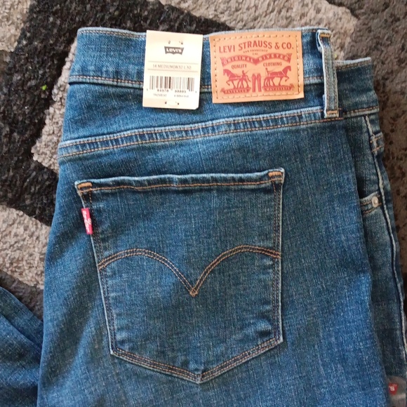 NWT Women's Levi's - Picture 2 of 7